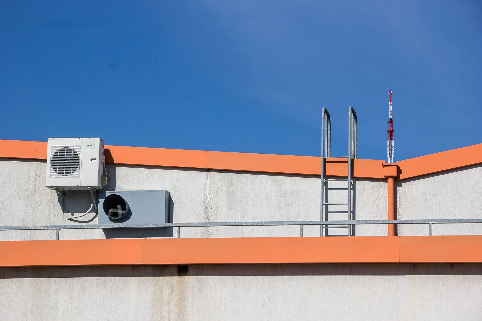Commercial rooftop HVAC package units on a Dallas-Fort Worth commercial building